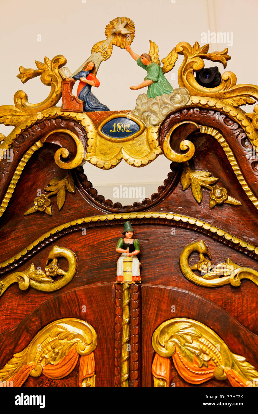 Ancienne armoire sculptée dans Heimatmuseum, le musée d'histoire locale, Tegernsee, Bavière, Allemagne Banque D'Images