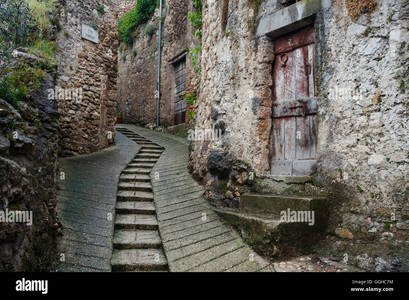 Alley avec étapes, Ferentillo, trimestre Matterella, village de la vallée de la rivière Nera, Valnerina, Saint François d'Assise, Via Banque D'Images