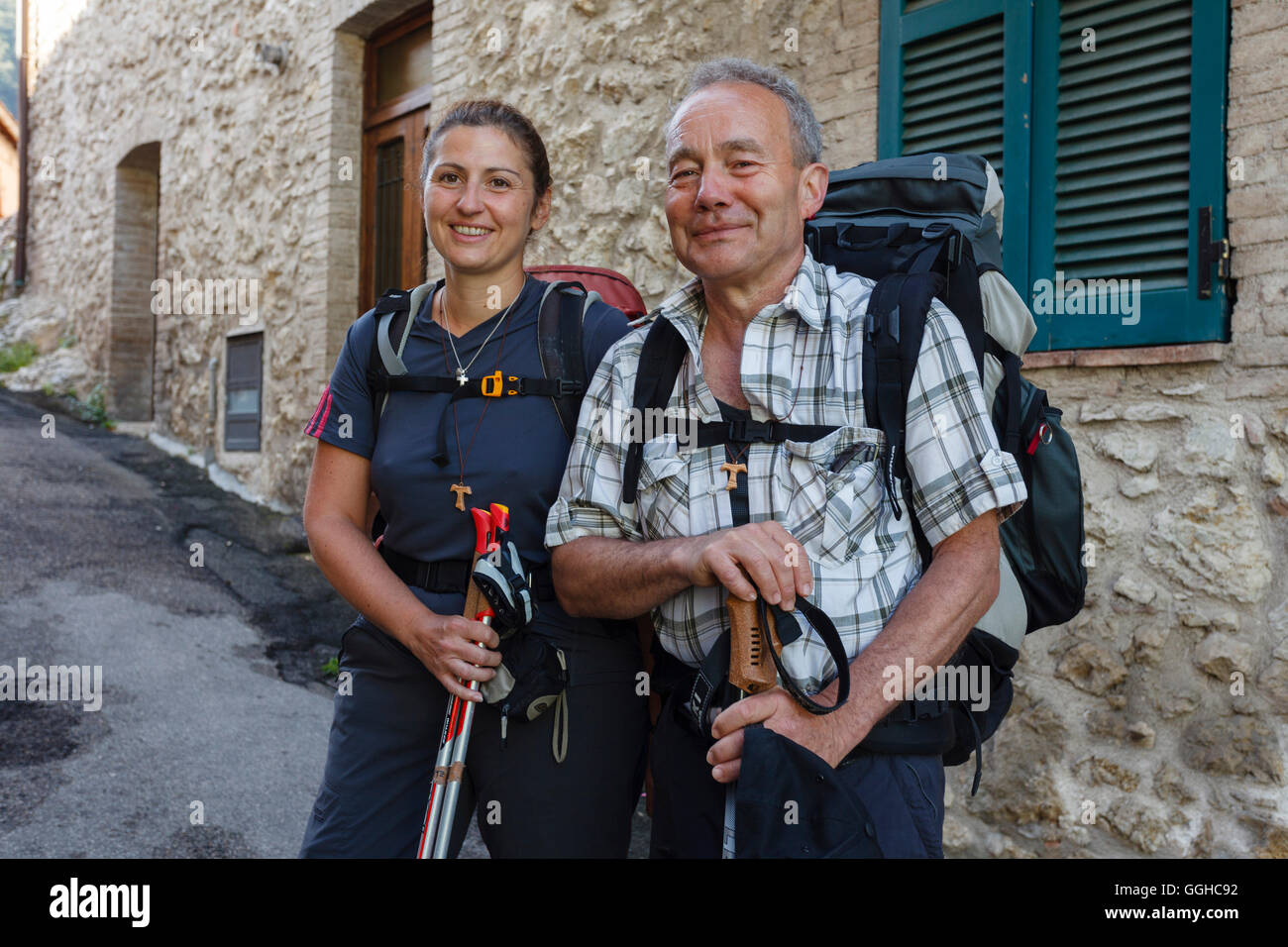 Les pèlerins, en couple en Arrone, vallée de la rivière Nera, Vallo di Nera, Valnerina, Saint François d'Assise, Via Francigena di San Fra Banque D'Images