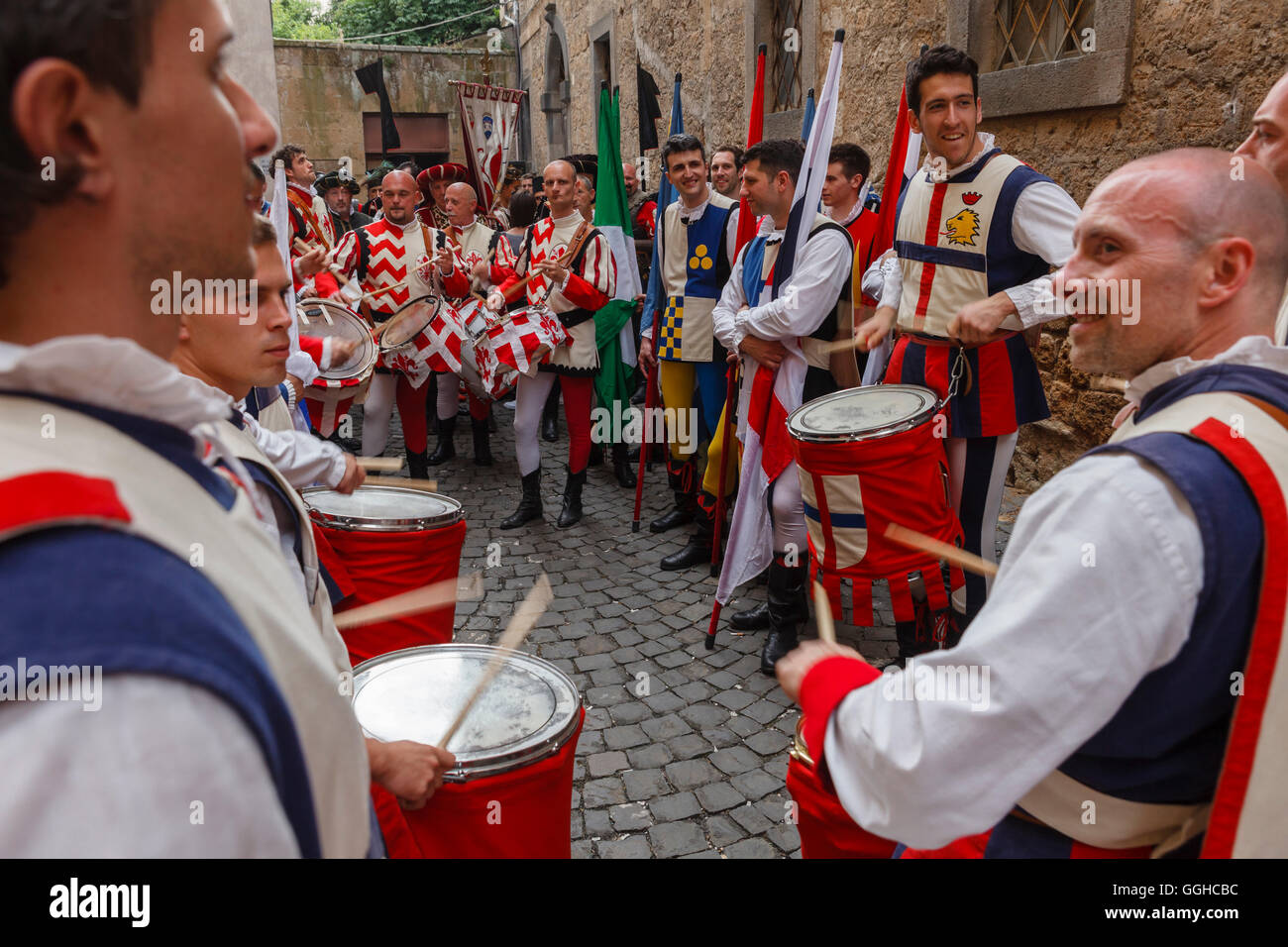 Tambours, parade de costumes médiévaux traditionnels de la ville, festival, tradition, Corso Camillo Benso Conte di Cavour, zone piétonne, o Banque D'Images