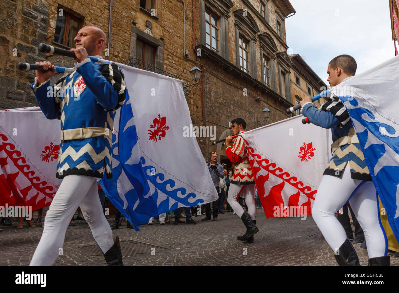 Drapeaux, parade de costumes médiévaux traditionnels de la ville, festival, tradition, Corso Camillo Benso Conte di Cavour, des piétons sont Banque D'Images