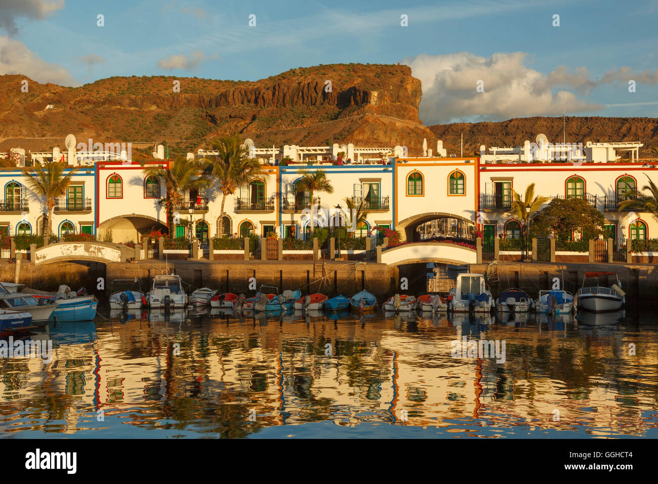 Port de pêche et village, Puerto de Mogan, Grande Canarie, Îles Canaries, Espagne, Europe Banque D'Images