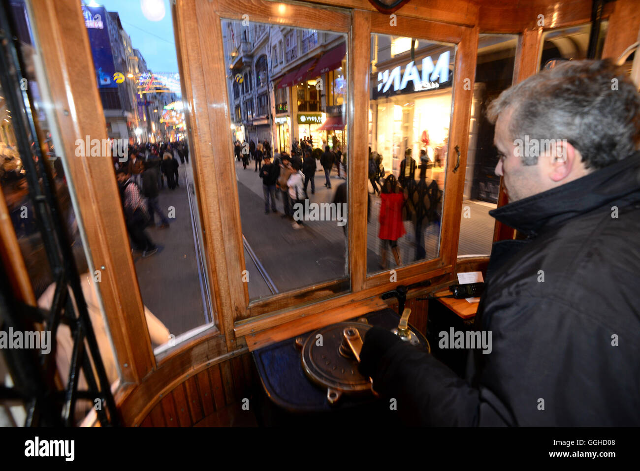 Le Tram passant d'Istiklal Street dans la soirée, Beyoglu, Istanbul, Turquie Banque D'Images