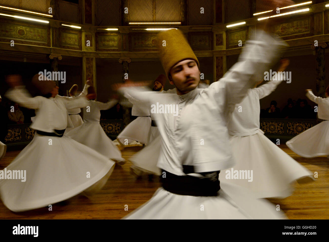 Derviches tourbillonnent, Mevlevihane de Galata, Istanbul, Turquie Banque D'Images