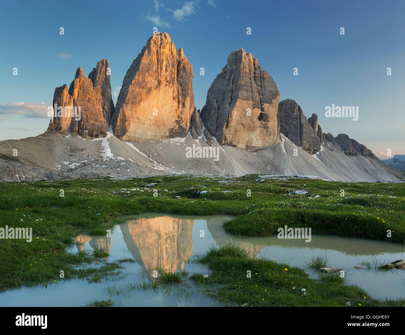 Tre Cime di Lavaredo avec reflet dans une flaque, le Tyrol du Sud, Dolomites, Italie Banque D'Images