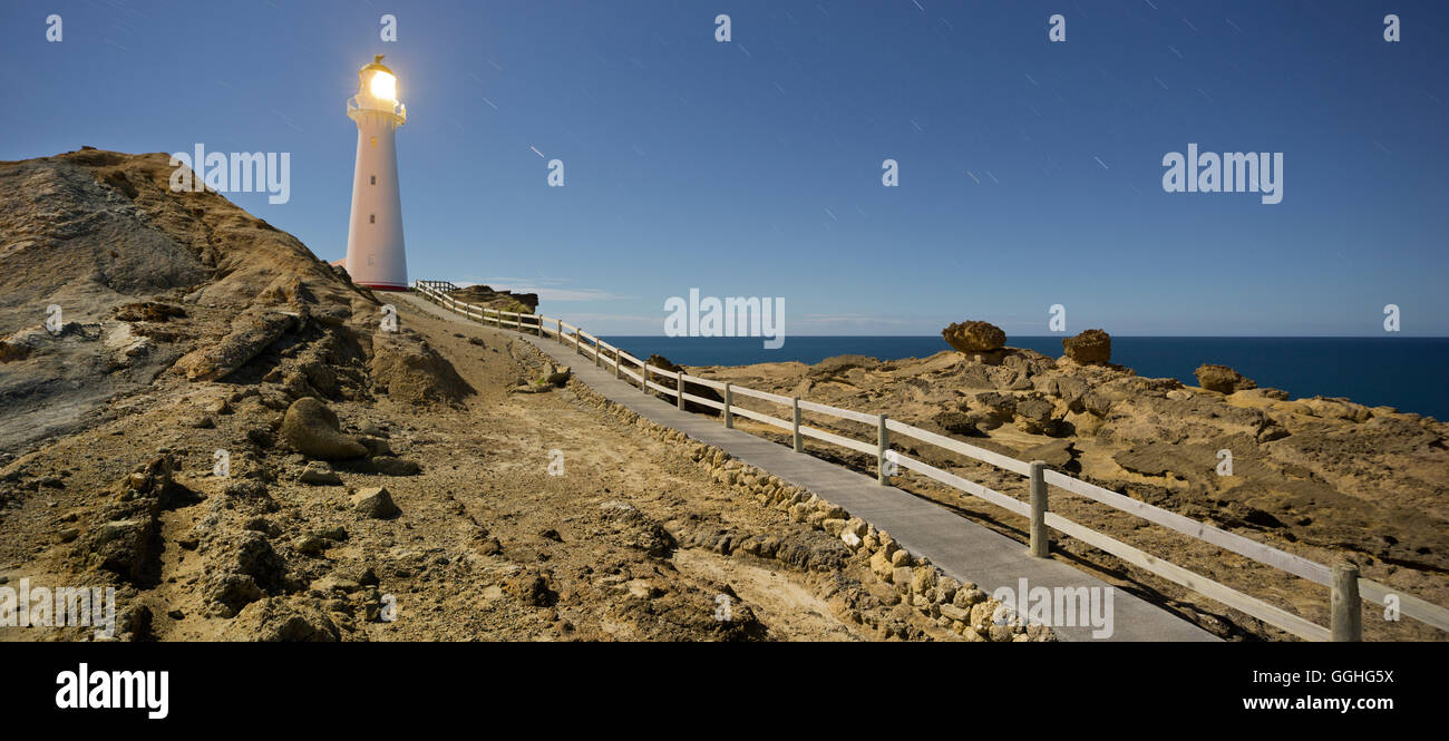Château Point Lighthouse dans le clair de lune, Wellington, Île du Nord, Nouvelle-Zélande Banque D'Images