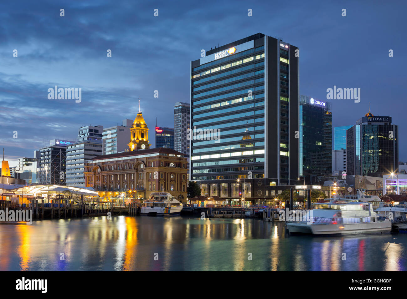 Auckland Skyline dans la soirée, Quay Street, North Island, New Zealand Banque D'Images