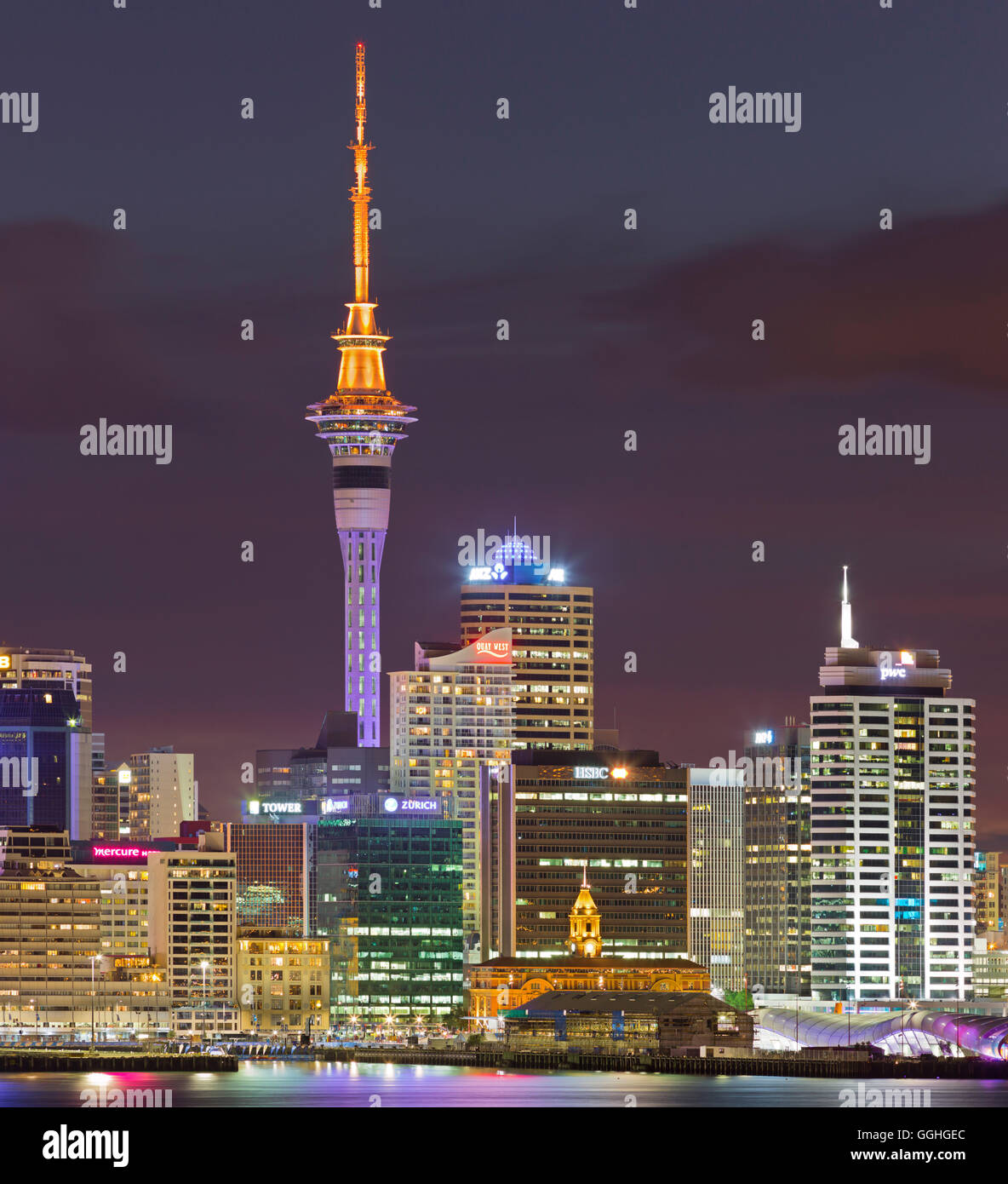 Stanley Bay et Auckland Skyline at night, île du Nord, Nouvelle-Zélande Banque D'Images