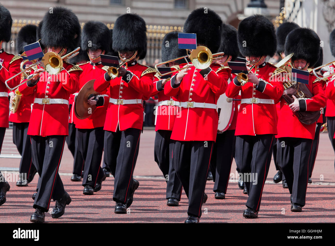 Relève de la garde devant le palais de Buckingham, Londres, Angleterre, Royaume-Uni Banque D'Images
