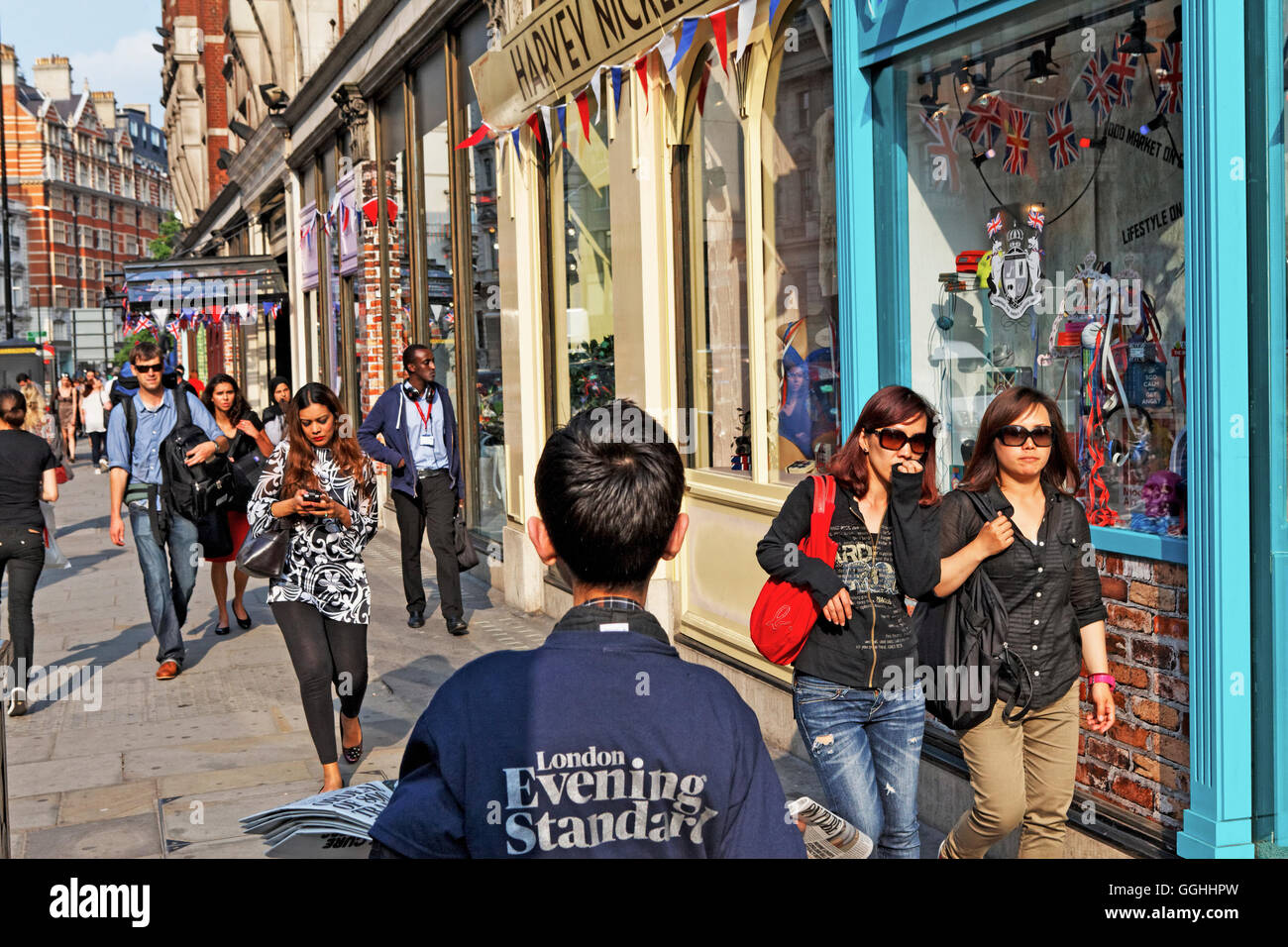 Shopping sur Brompton Road, Knightsbridge, Londres, Angleterre, Royaume-Uni Banque D'Images
