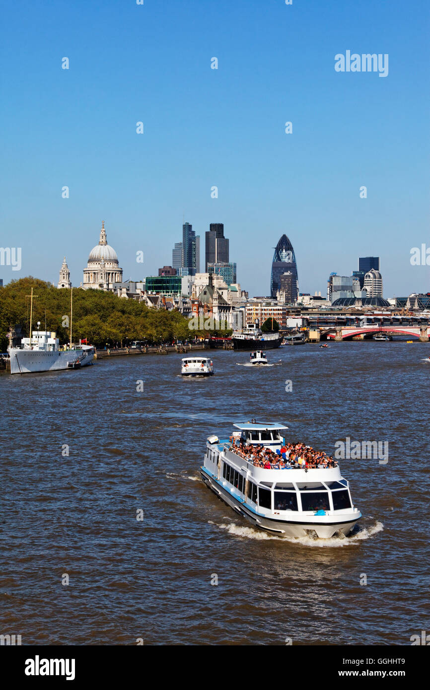 Vue sur la Tamise jusqu'à la Cathédrale St Paul et le bureau de l'highrisers Ville, Londres, Angleterre, Royaume-Uni Banque D'Images