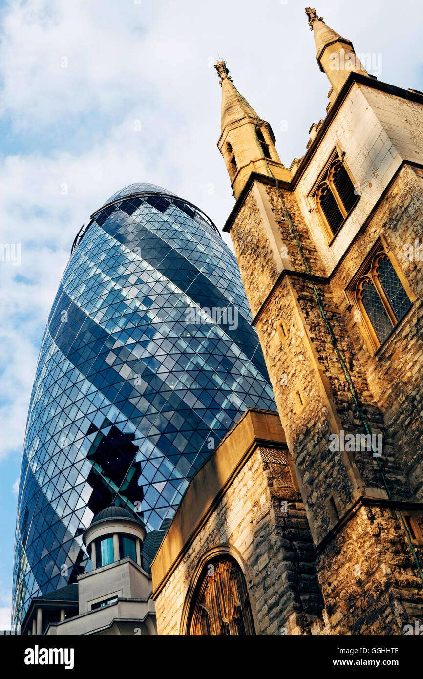Saint Andrew Undershaft et le Gherkin Building, City, Londres, Angleterre, Royaume-Uni Banque D'Images