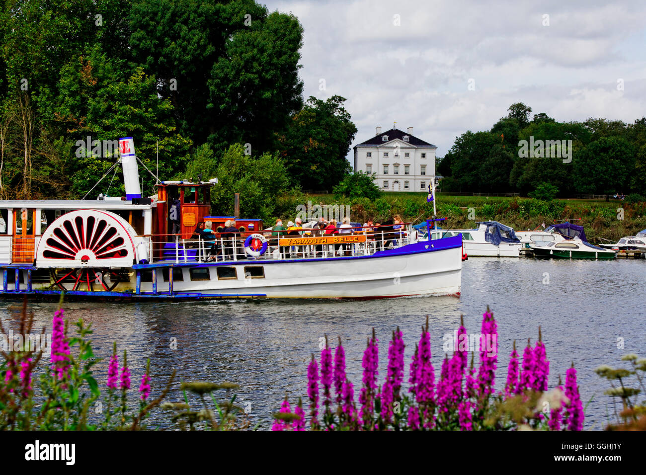 Bateau d'excursion sur la Tamise en face de Marble Hill House, Richmond upon Thames, Surrey, Angleterre, Royaume-Uni Banque D'Images