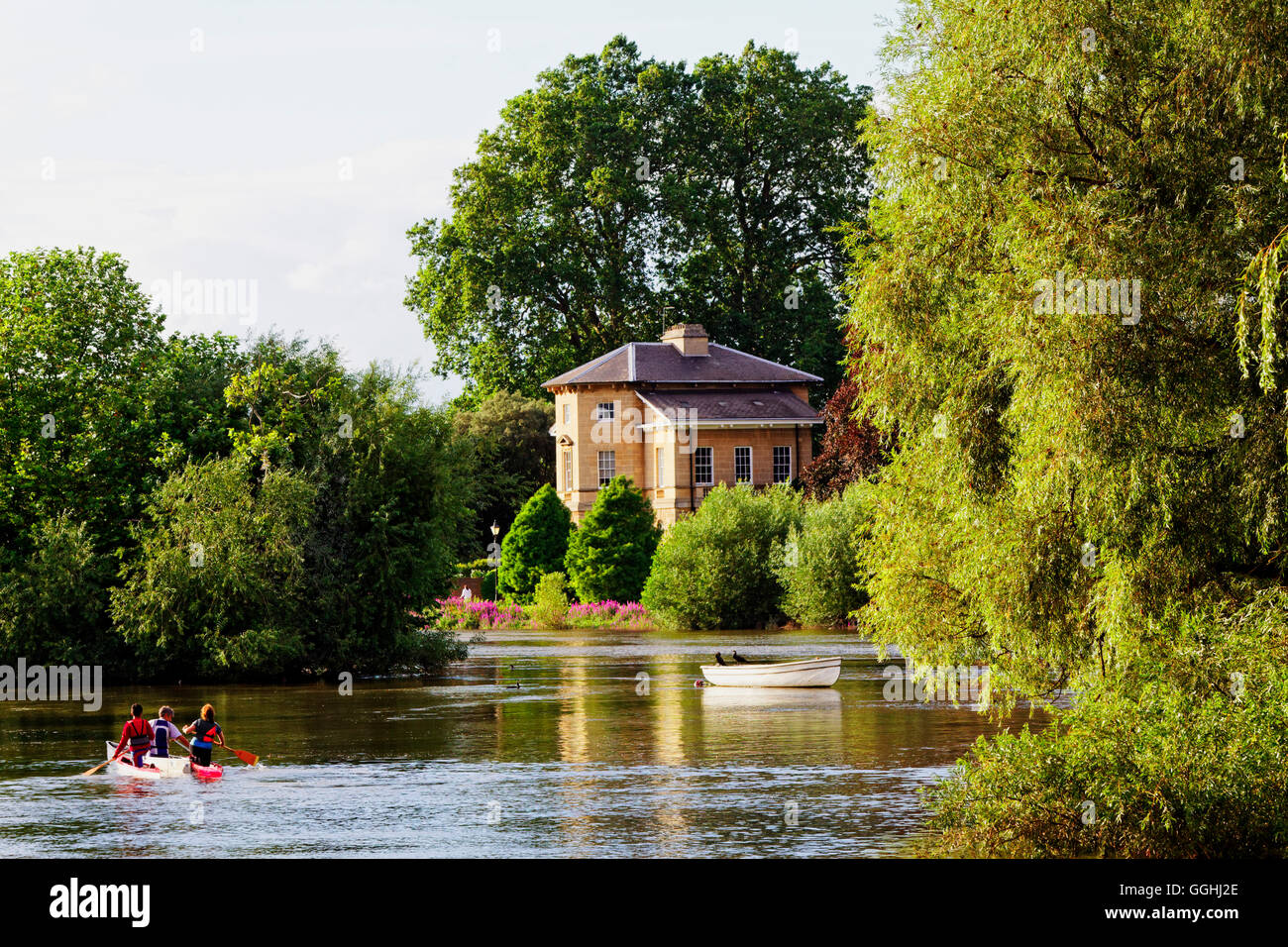 Kayak le long de la Tamise, Richmond upon Thames, Surrey, Angleterre, Royaume-Uni Banque D'Images