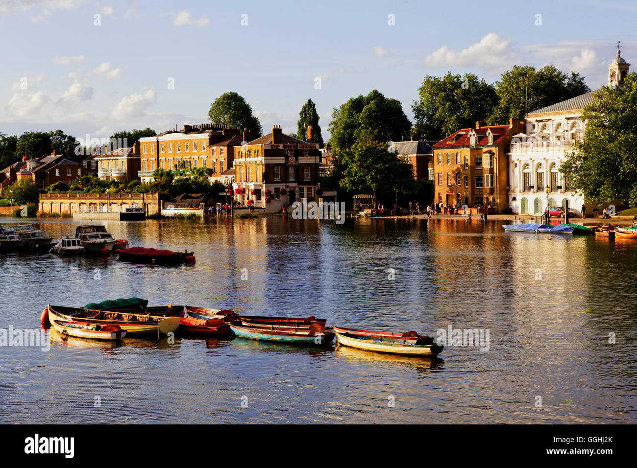 Thames et le bord de l'eau, conçu par Quinian Terry, Richmond upon Thames, Surrey, Angleterre, Royaume-Uni Banque D'Images