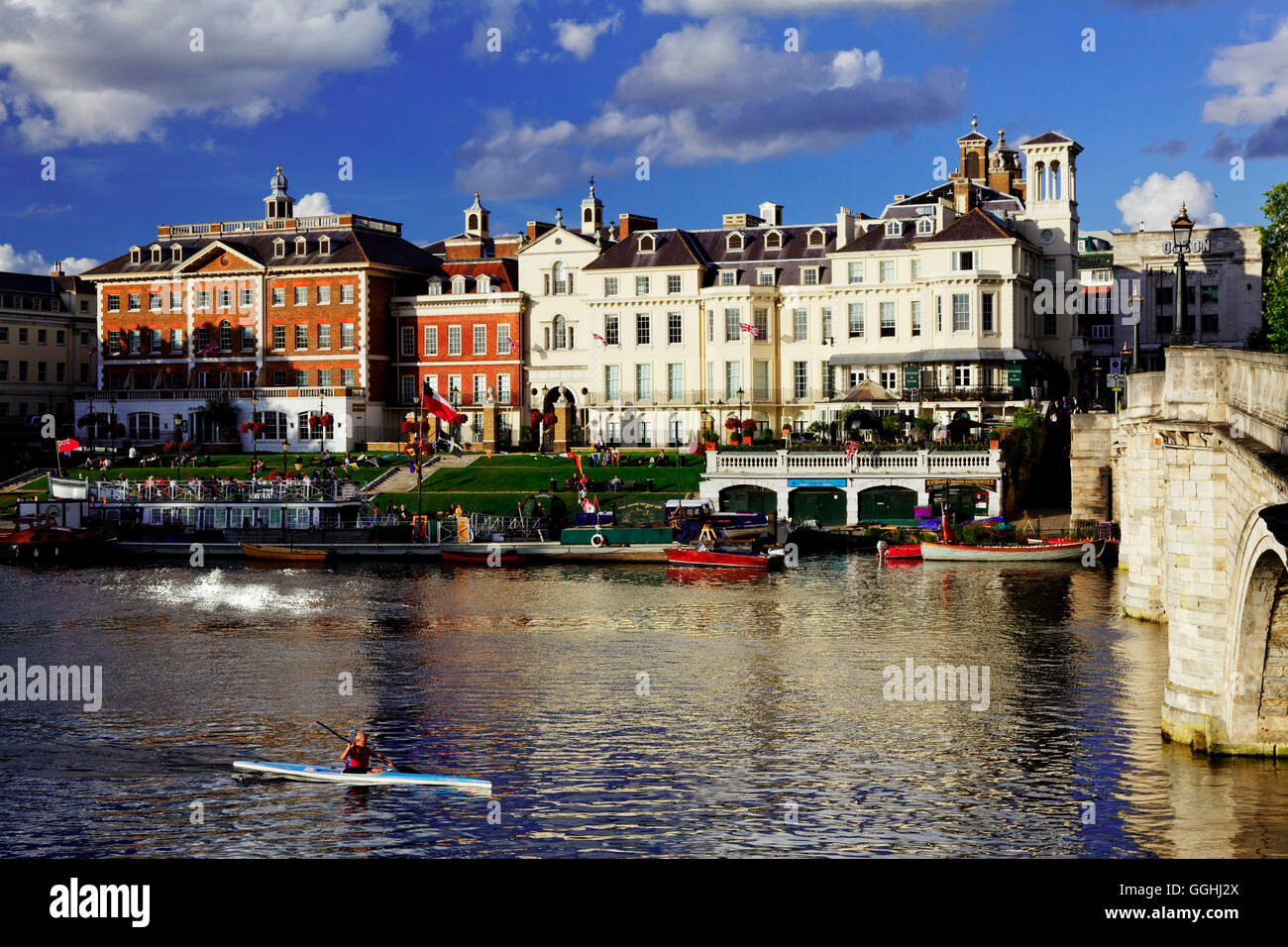 Thames et le bord de l'eau, conçu par Quinian Terry, Richmond upon Thames, Surrey, Angleterre, Royaume-Uni Banque D'Images