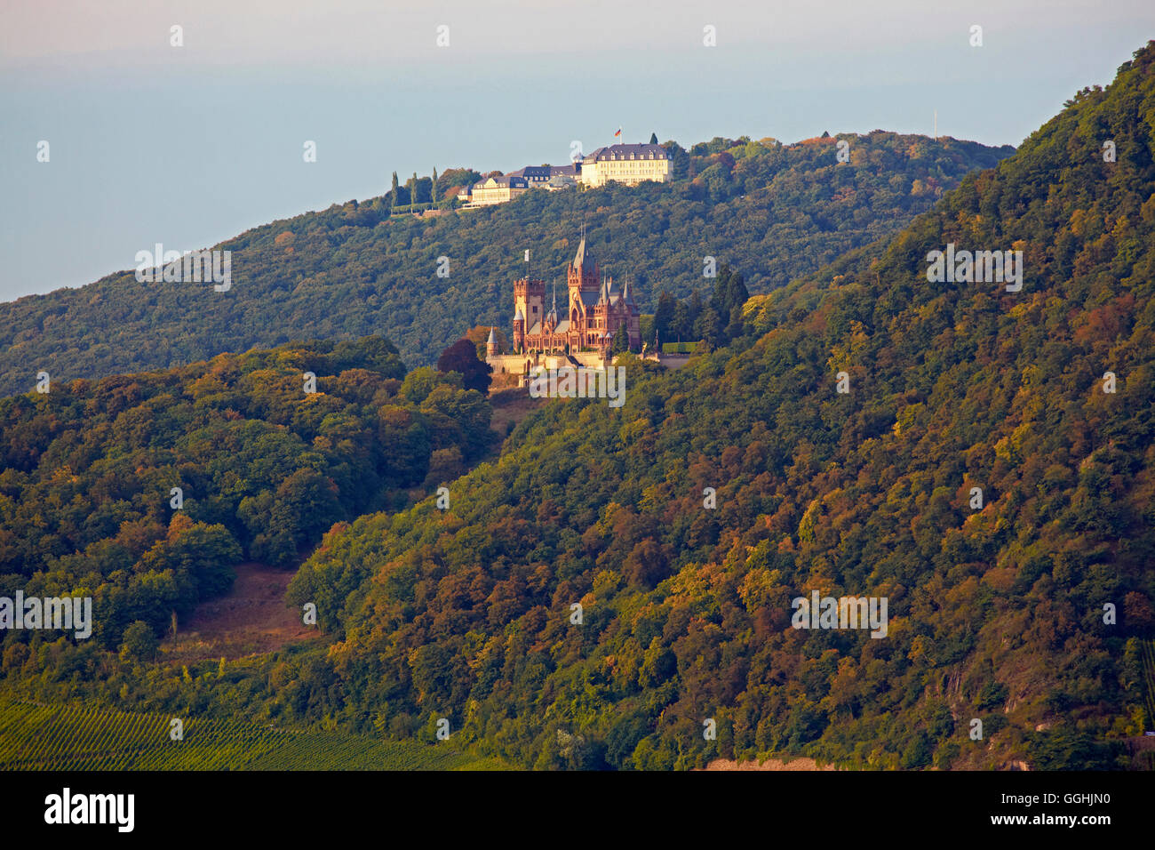 Vue depuis l'Rolandsbogen à travers le Rhin à Petersberg avec Siebengebirge, Drachenburg et Rhénanie du Nord-Westphalie, Mitt Banque D'Images