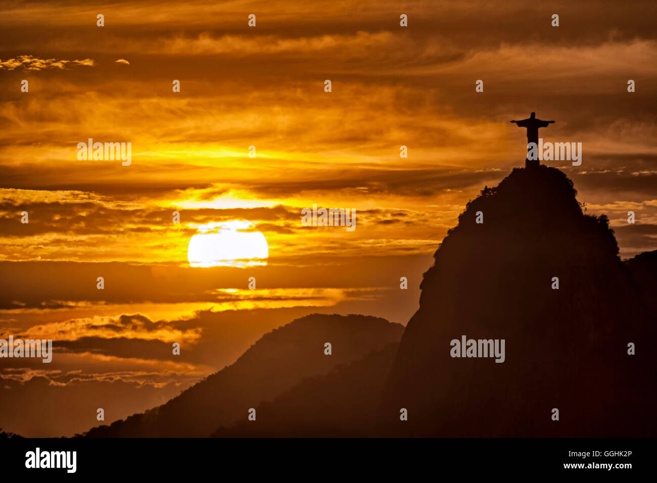 Statue du Christ sur le haut de la colline du Corcovado au coucher du soleil, Rio de Janeiro, Brésil, Amérique du Sud Banque D'Images