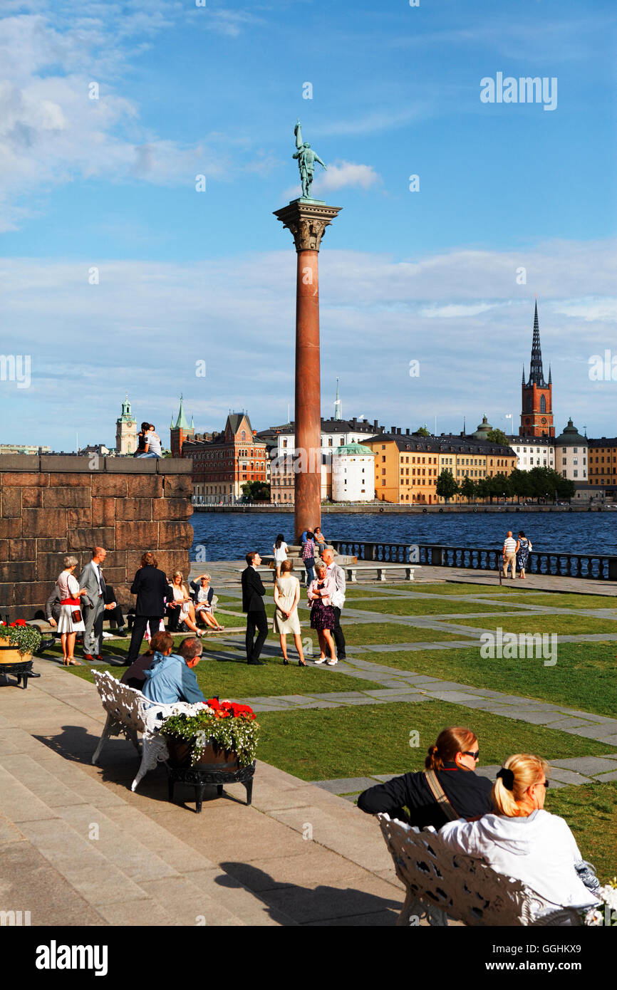 Statue d'Engelbrekt Engelbrektsson dans les jardins de l'Hôtel de Ville, avec l'église Riddarholmen Riddarholmen dans l'arrière-plan, Stockholm Banque D'Images