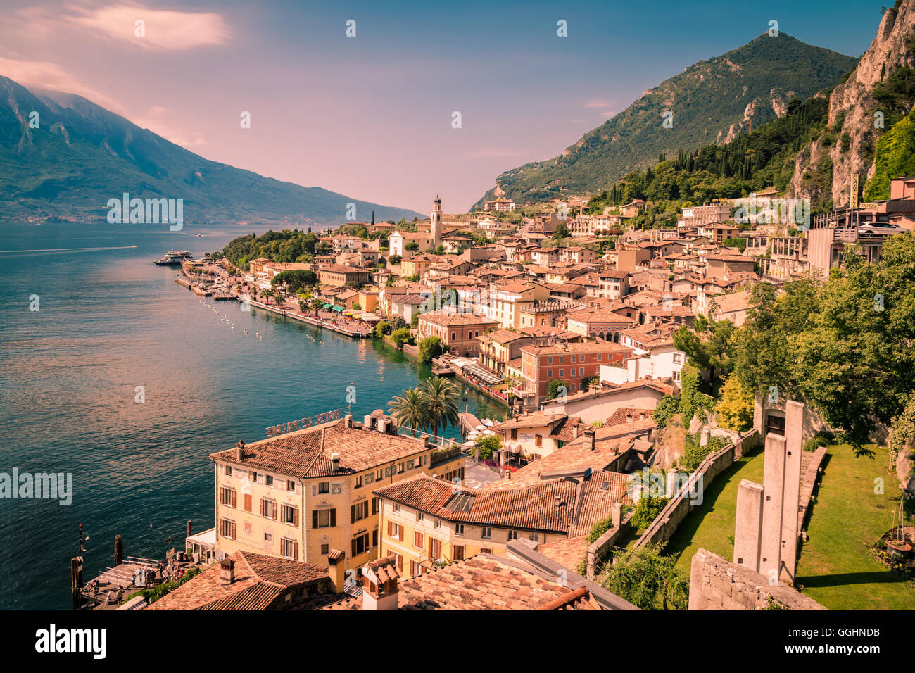 Panorama de Limone sul Garda, une petite ville sur le lac de Garde, Italie. Banque D'Images