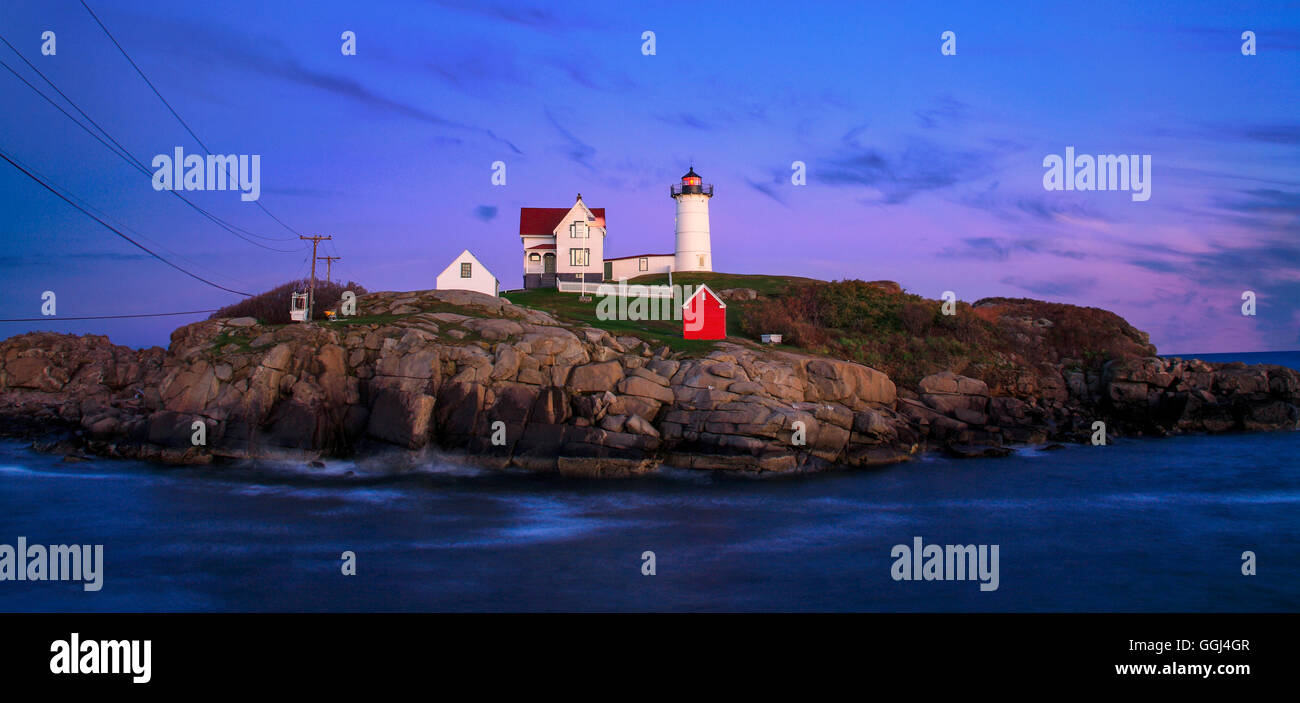 Encore une autre belle Nouvelle Angleterre coucher de soleil sur le phare de Nubble, CAPE NEDDICK, Maine, USA Banque D'Images