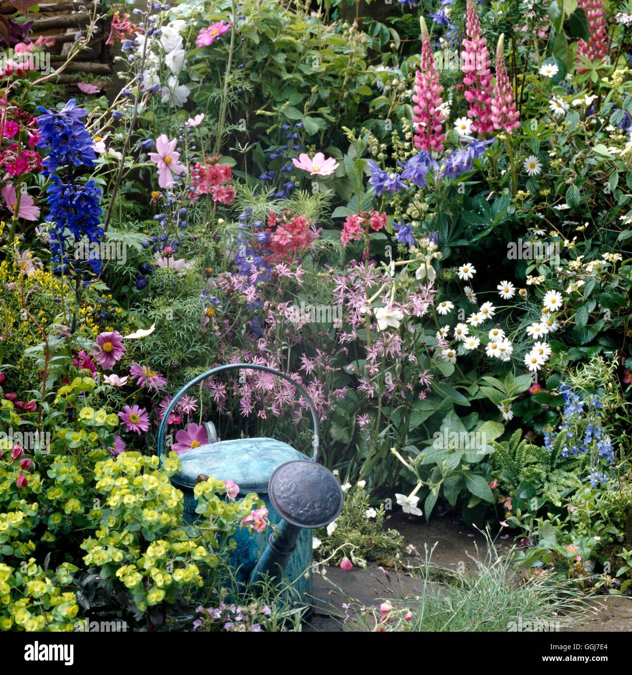 Chalet jardin - (photos : Photos de l'horticulture/ Writtle College) Chelsea Flower Show (1997) Lit bébé073418 Compul Banque D'Images