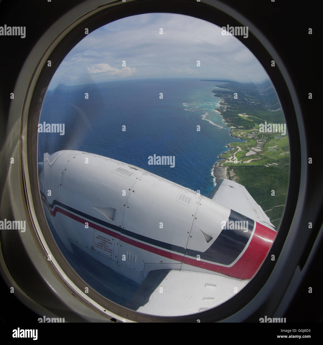 Photo de mer des Caraïbes prises par la fenêtre de l'avion, en République dominicaine, près de Punta Cana, Juillet 2014 Banque D'Images