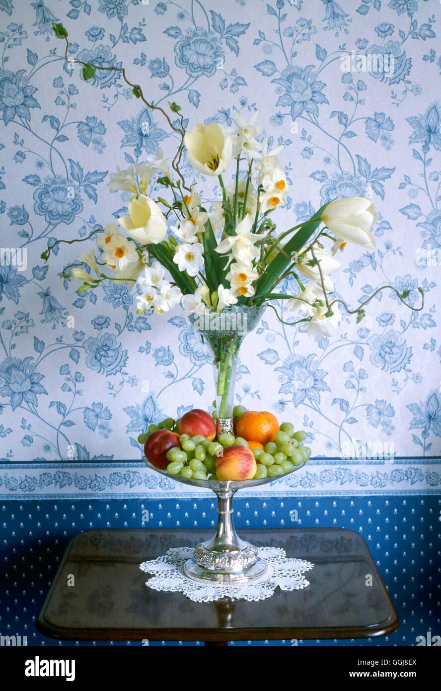 - Arrangement de fleurs avec des tulipes et de narcisse loin054188 Banque D'Images