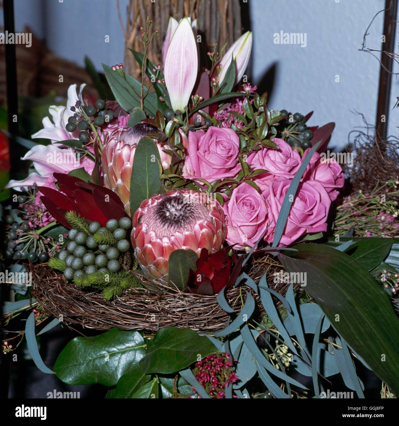 Les arrangements de fleurs coupées/- par Blumen Studio Wenk de Mainz Allemagne en utilisant du matériel à partir de l'Afrique du Sud Protea & Exporte Banque D'Images