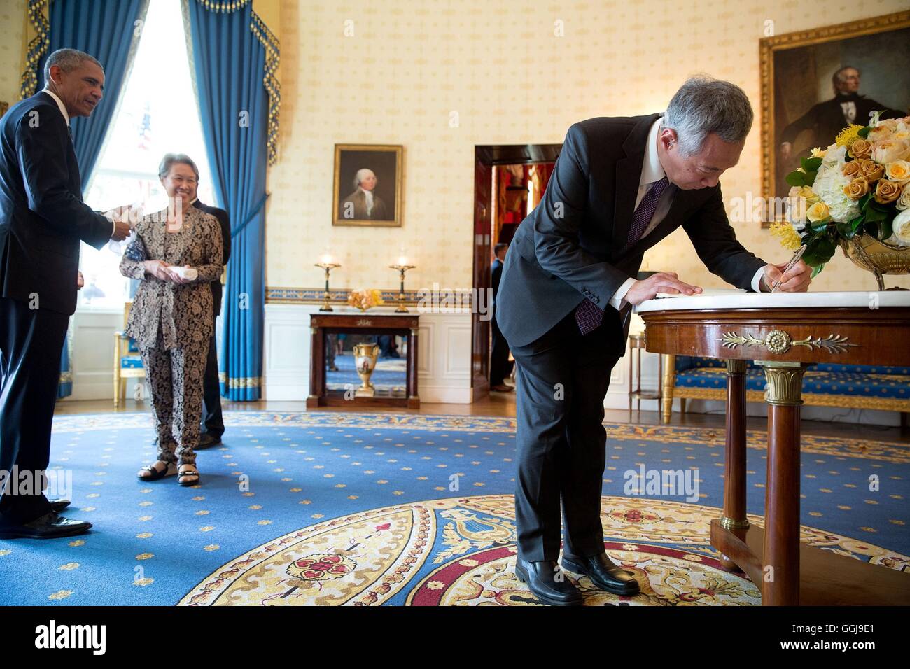 Le premier ministre de Singapour Lee Hsien Loong signe le livre d'or comme sa femme Ho Ching et le président américain Barack Obama sur l'oeil dans la salle bleue de la Maison Blanche le 2 août 2016 à Washington, DC. Banque D'Images