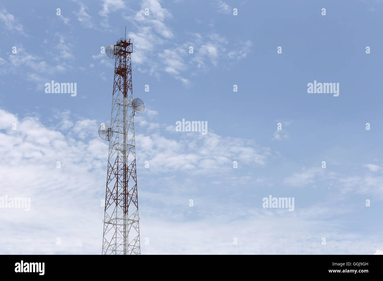 Pour les communications téléphoniques de l'antenne en ciel clair de jour et ont l'équipement de l'outil de connexion Internet sans fil. Banque D'Images