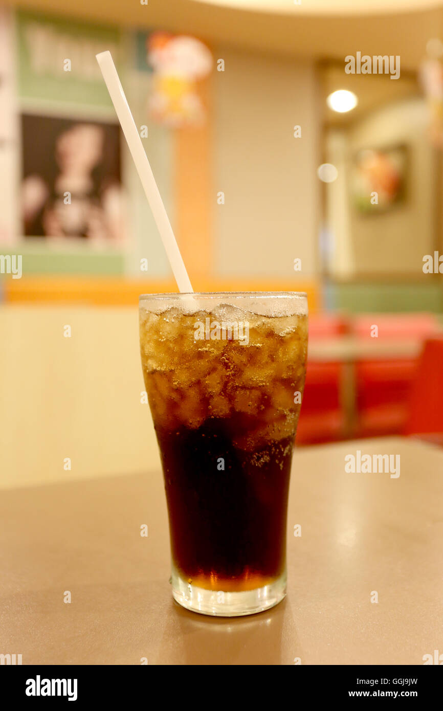 Cold cola dans le verre,verre pour arrêter de soif. Banque D'Images