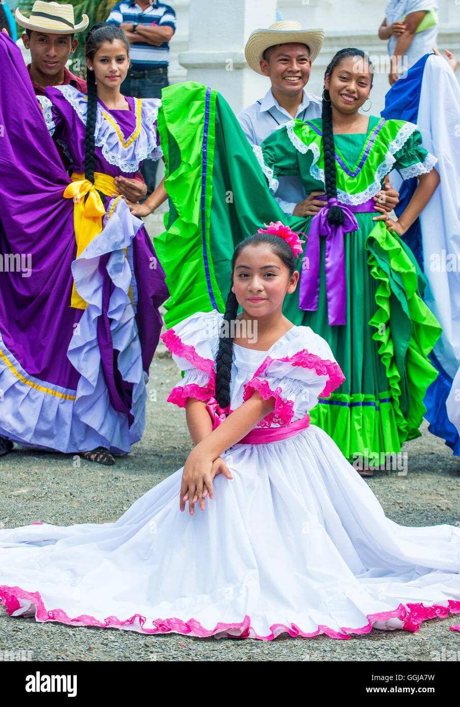 Les spectacles de danse salvadorienne pendant le Festival de fleurs et de Palm à Panchimalco, El Salvador Banque D'Images