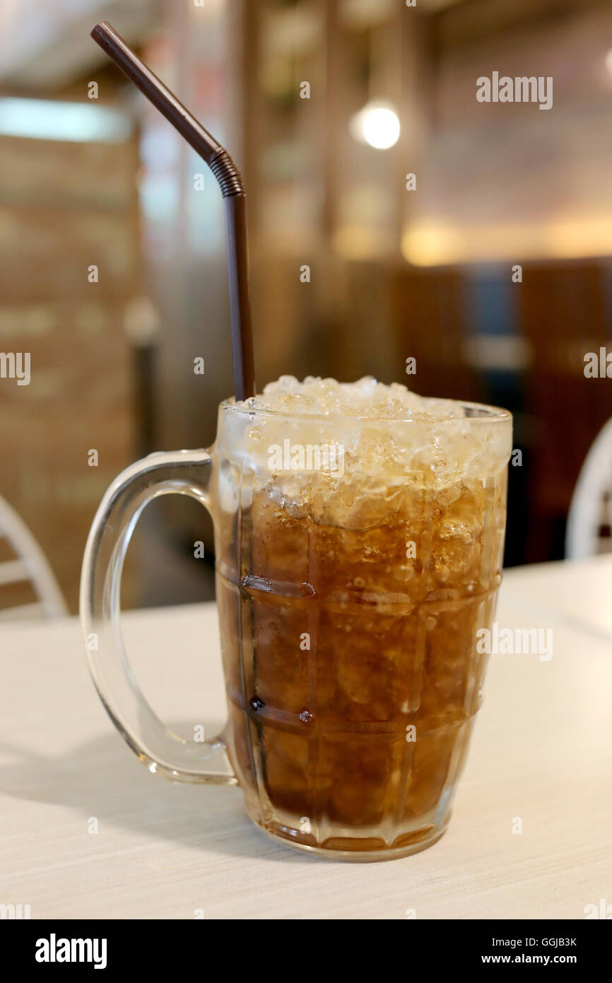 Cold cola dans le verre,verre pour arrêter de soif. Banque D'Images