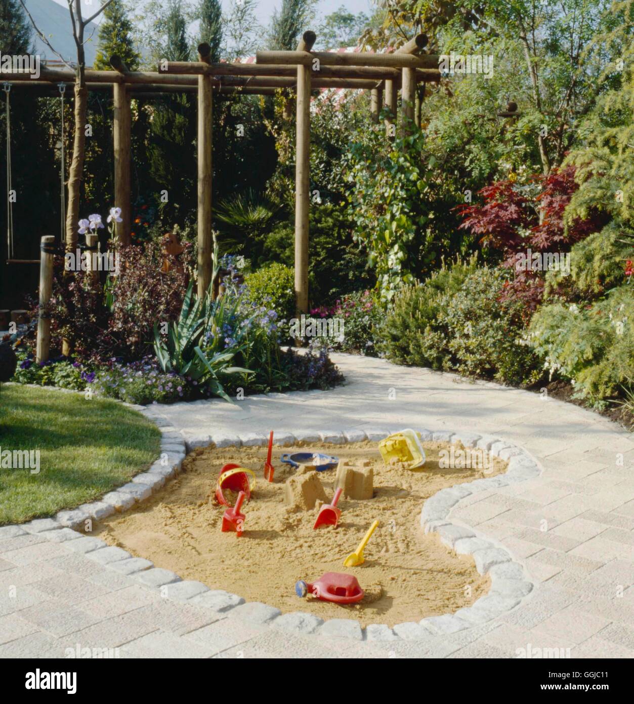 Jardin d'enfants - zone construit à cet effet dans le patio. - 'Save the Children' jardin à Chelsea Flower Show 1991 KID034811 Banque D'Images