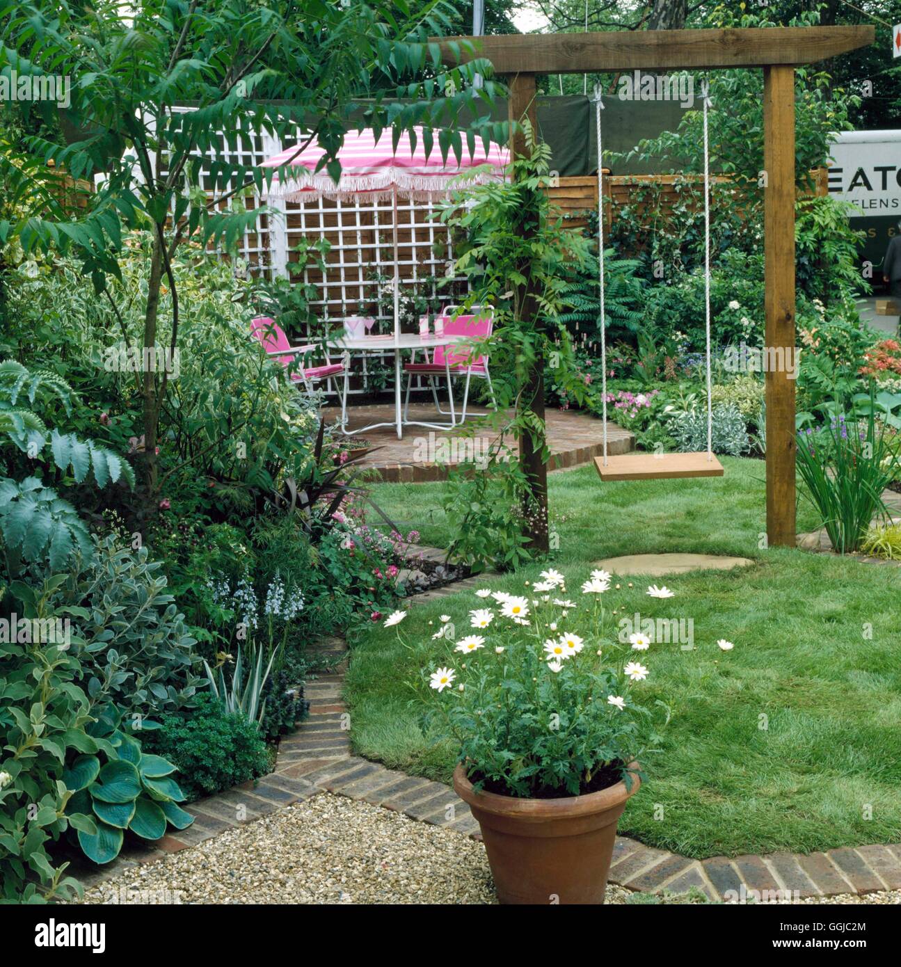 Jardin - loisirs (Woman's Own Chelsea Garden par Alan Titchmarsh) LEG019072 Photos Horticultura Banque D'Images