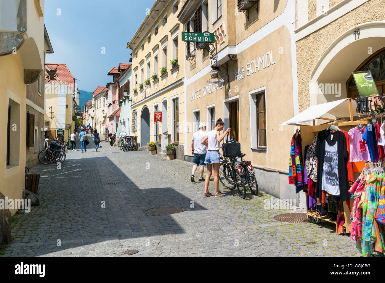 Les gens dans la rue principale commerçante de la vieille ville de Durnstein en vallée de la Wachau, Basse Autriche Banque D'Images
