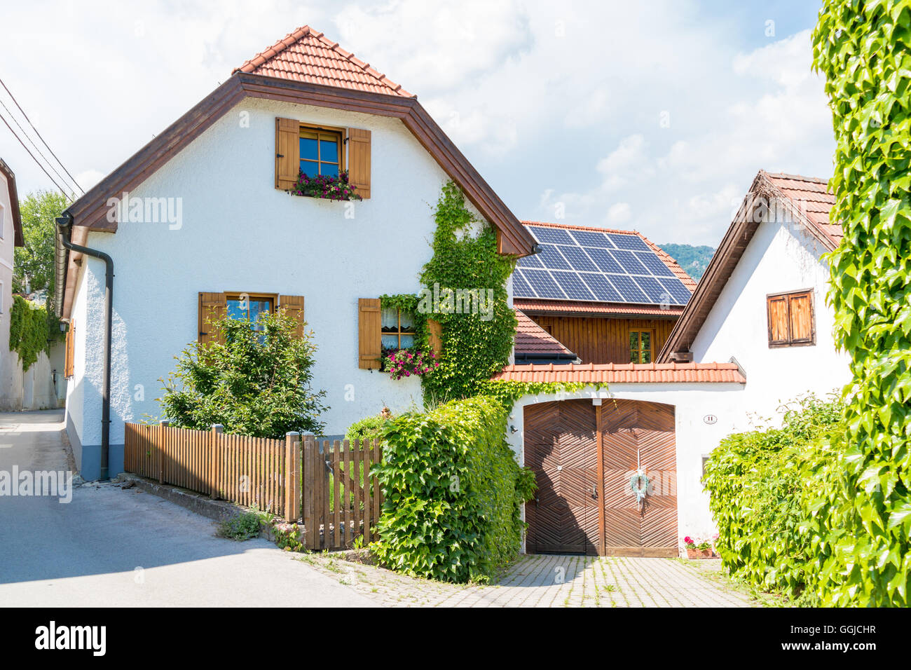 Chambre avec porte d'entrée et des panneaux solaires dans la vallée de Wachau, Rossatz, Basse Autriche Banque D'Images