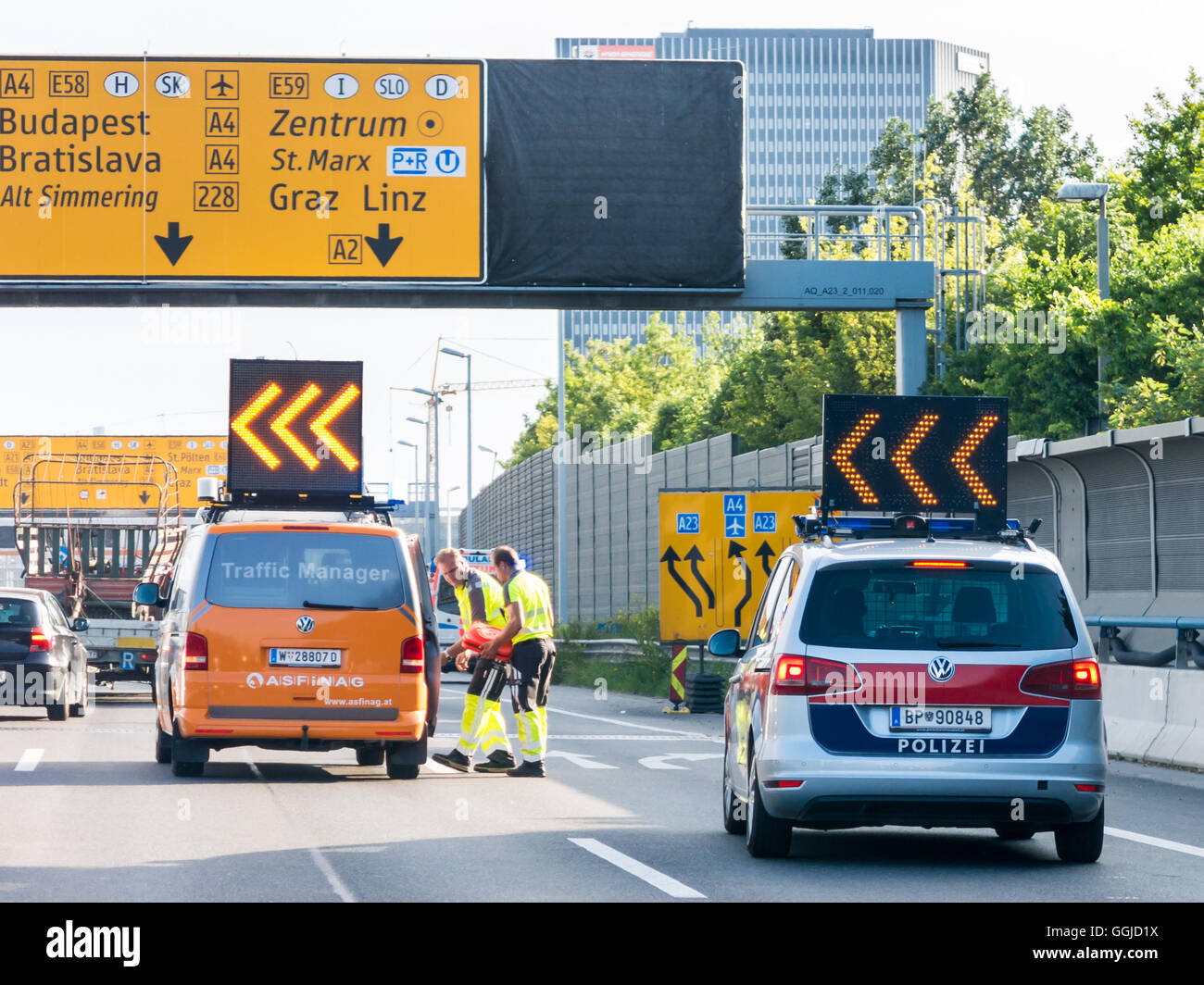 Les services d'urgence et de police Traffic Manager après l'accident de voiture sur l'autoroute à Vienne Banque D'Images