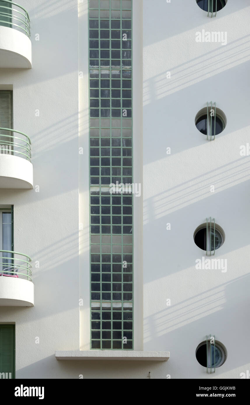 Les modèles de fenêtre et balcons de 1930 Immeuble Art déco Cassis Provence France Banque D'Images
