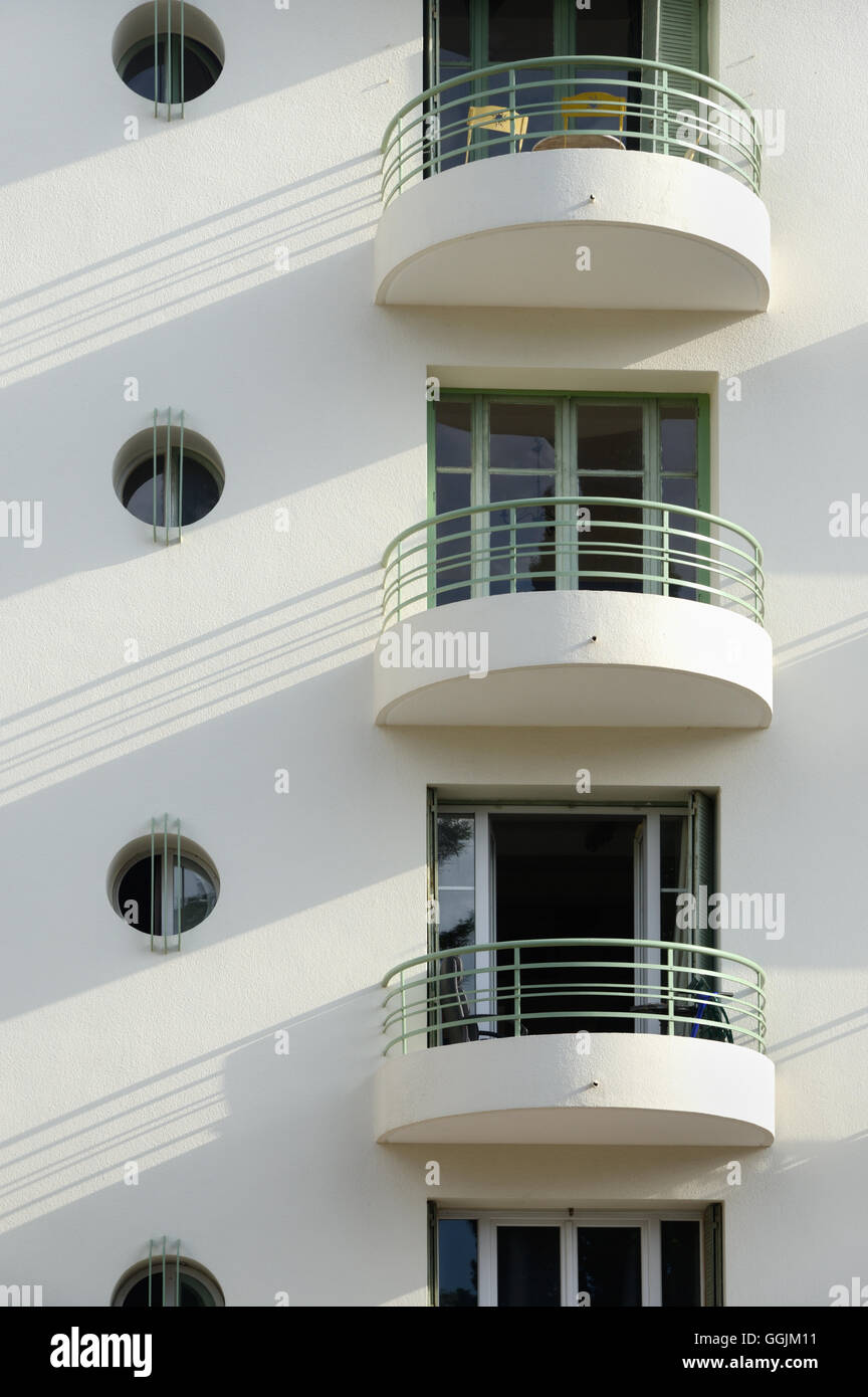 Les modèles de fenêtre et balcons de 1930 Immeuble Art déco Cassis Provence France Banque D'Images