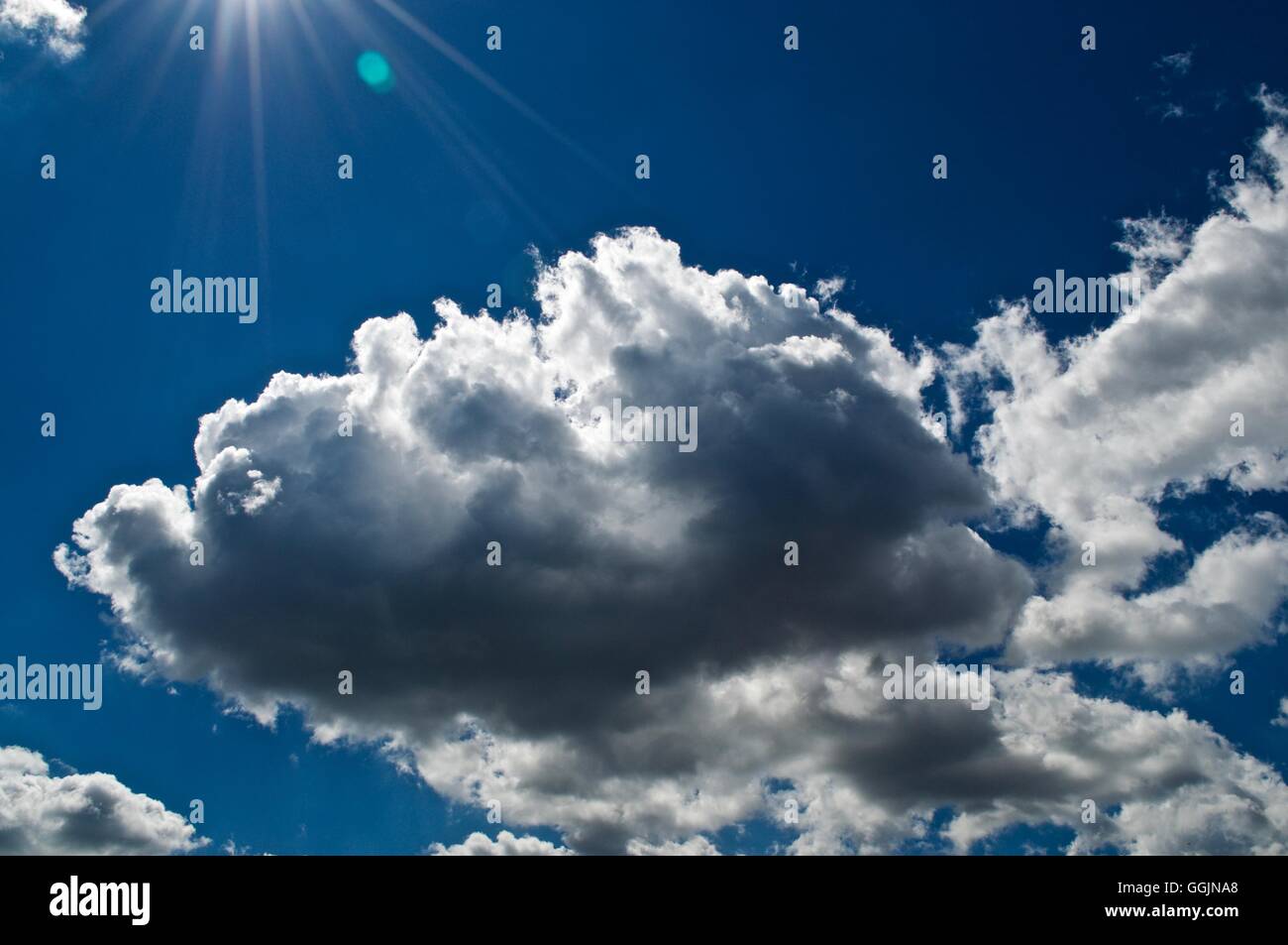 Les nuages et les reflets Banque D'Images