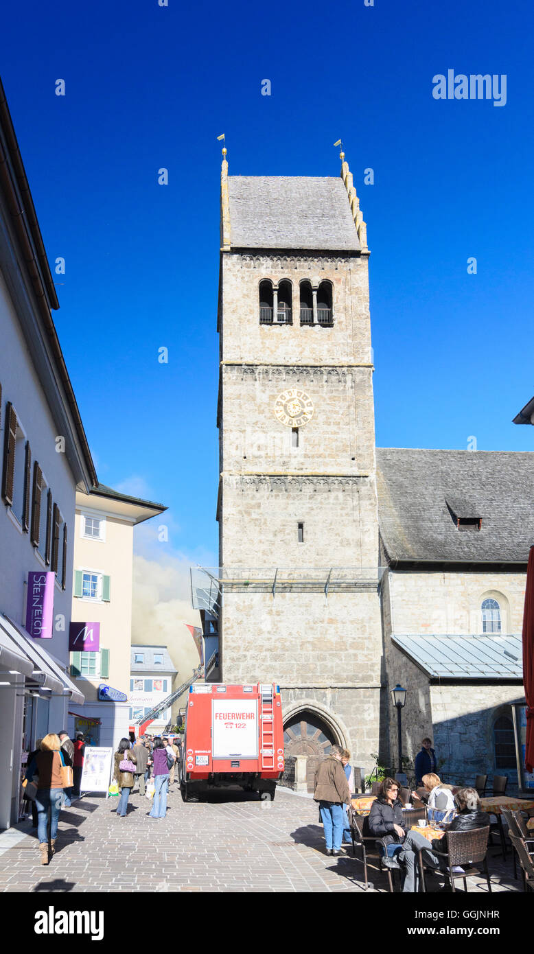 Zell am See : Eglise de Saint Hippolyte et maison en feu, l'Autriche, Salzbourg, Tyrol Banque D'Images