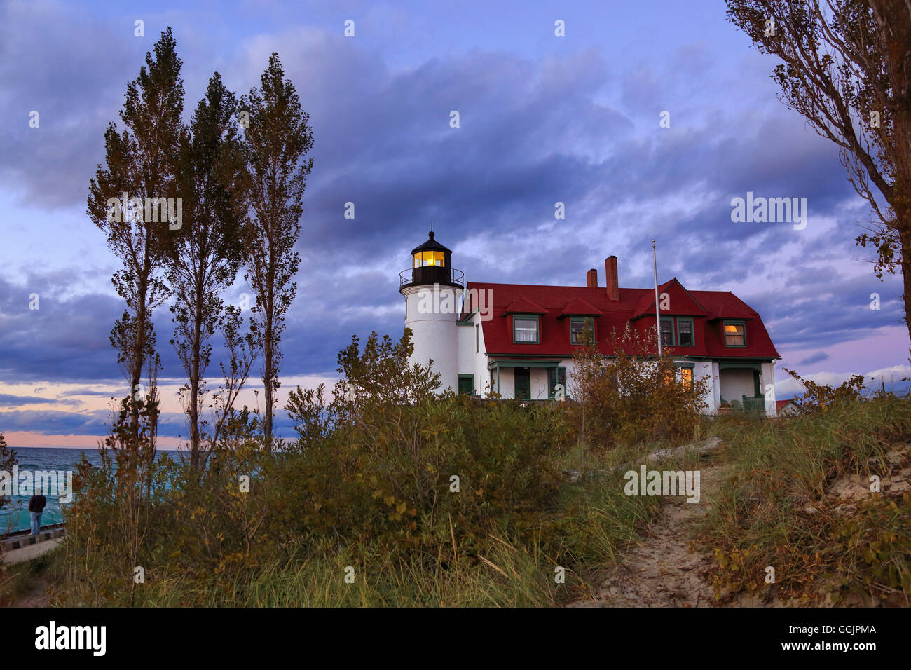 Historique Le phare de Point Betsie après le coucher du soleil le long du lac Michigan, juste au sud de la Sleeping Bear Dunes, Michigan, USA Banque D'Images