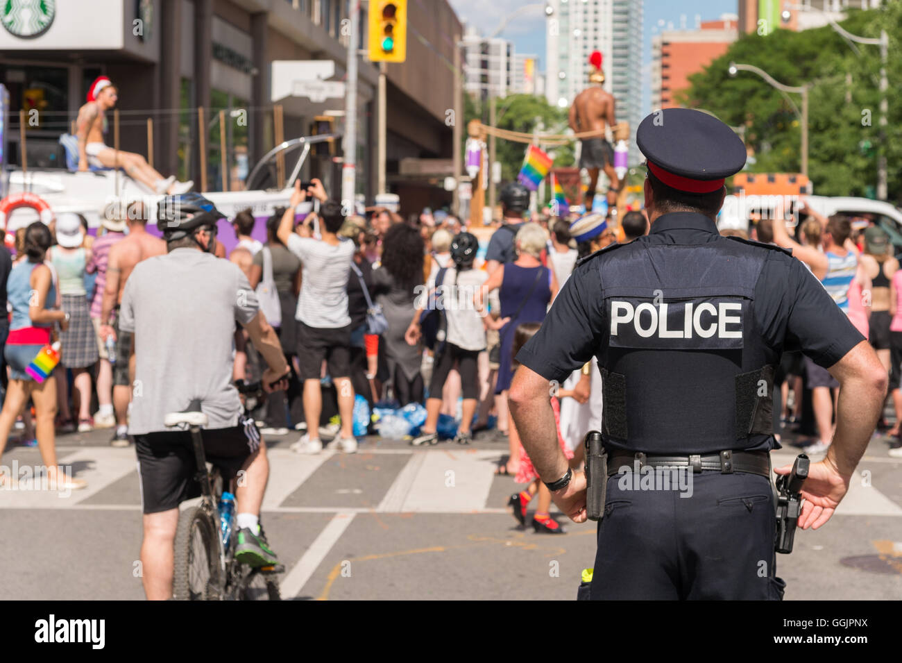 Toronto, CA - 3 juillet 2016 : un policier est à regarder la parade de la gay pride de Toronto, Canada. Banque D'Images