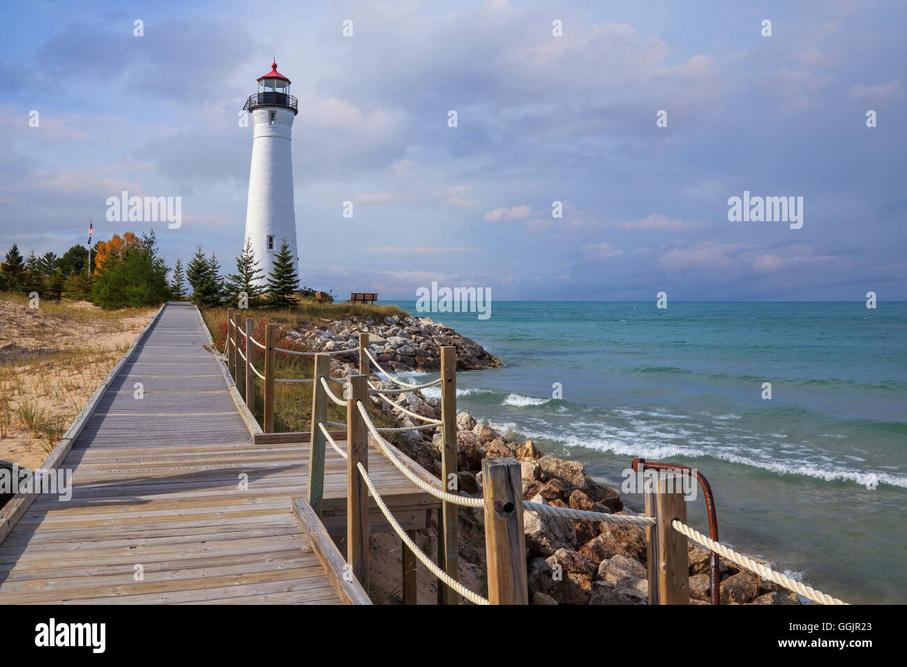 Le Crisp Point Lighthouse et promenade surplombant le lac Supérieur sur un après-midi d'automne, du Michigan, de l'Upper Peninsula, USA Banque D'Images