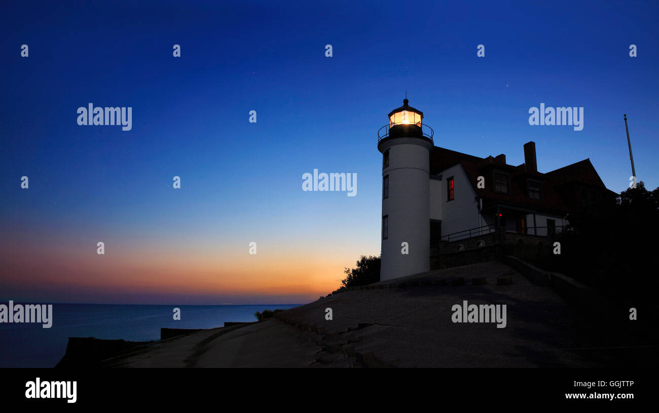 Historique Le phare de Point Betsie sur un lac calme Michigan matin avant le lever du soleil, la partie inférieure de la péninsule du Michigan, USA Banque D'Images