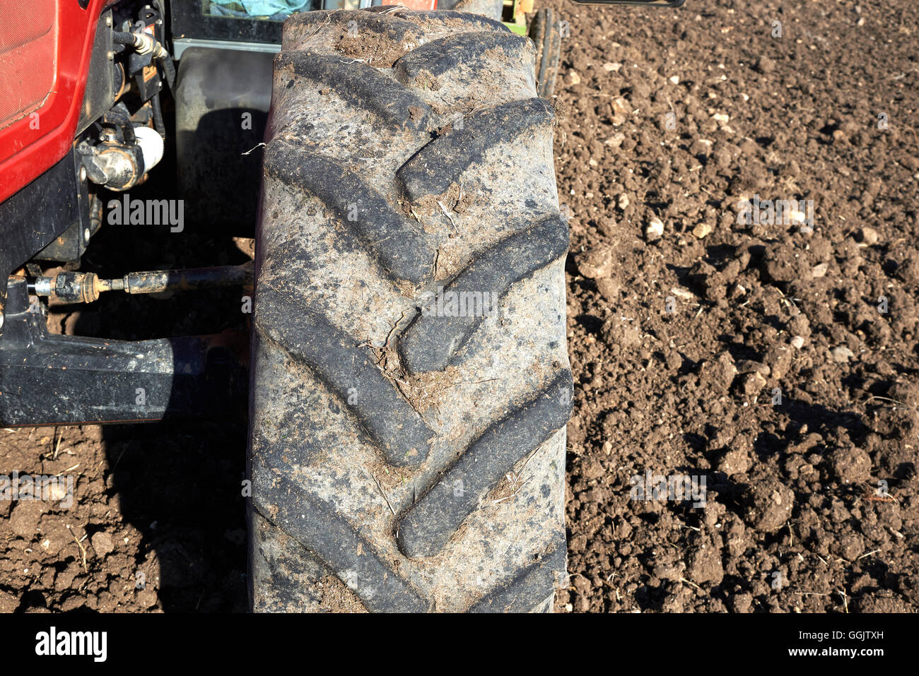 Des roues du tracteur agricole dans les champs Banque D'Images