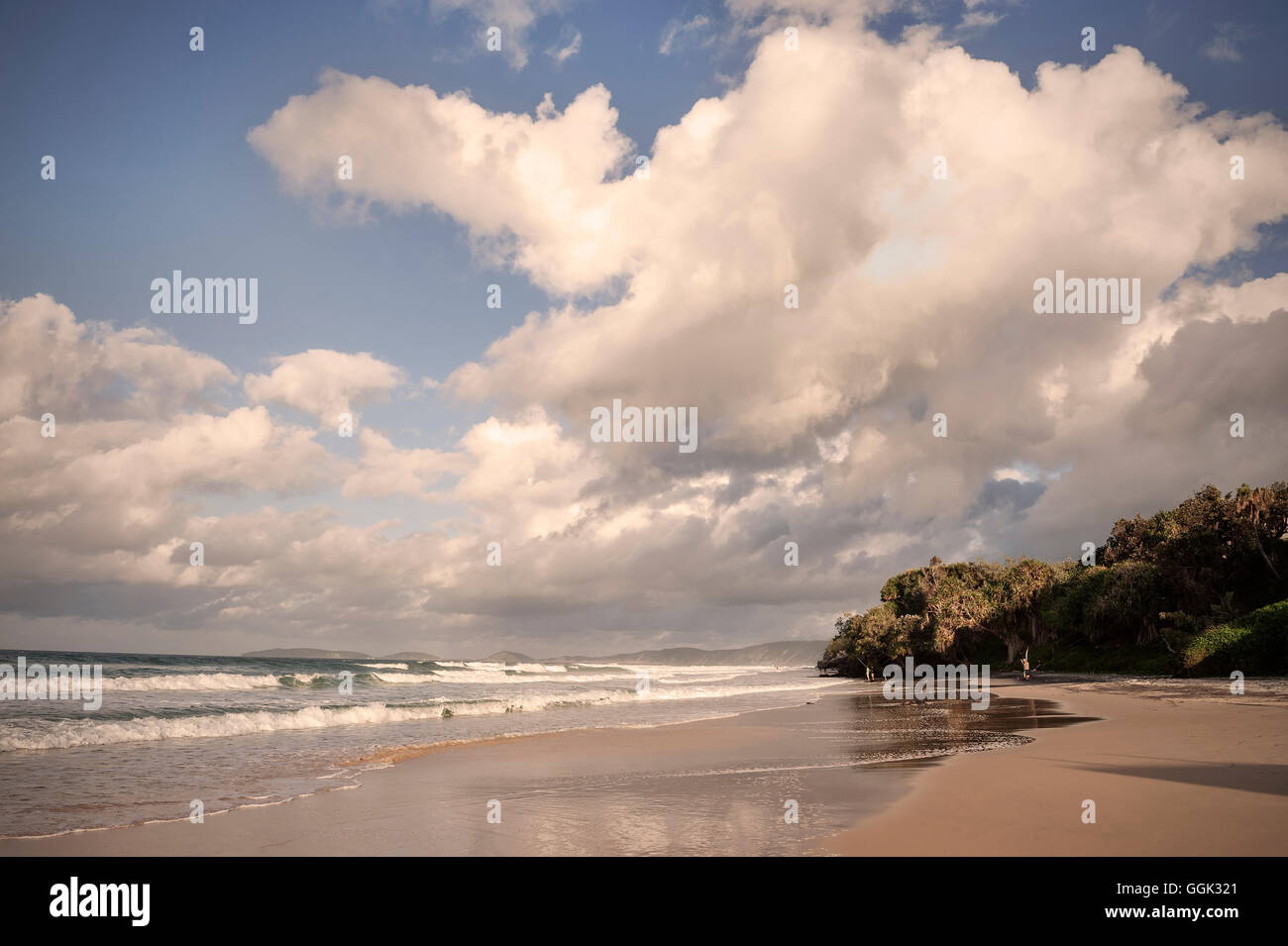 Surfez sur Rainbow Beach, la passerelle à Fraser Island, Queensland, Australie Banque D'Images