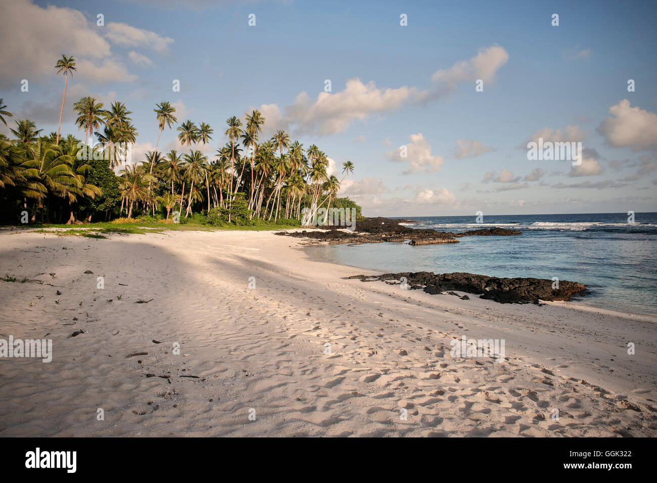 Plage où le film Retour au Paradis a été filmée, sable blanc et eau bleu clair, autour d'Apia, Samoa occidental, d'Upolu, Souther Banque D'Images